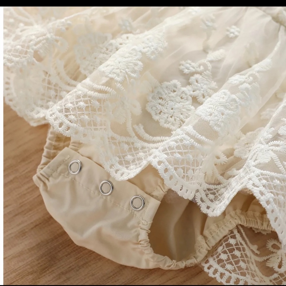 Baby girl outfit with lace 12 months - Picture 2 of 3